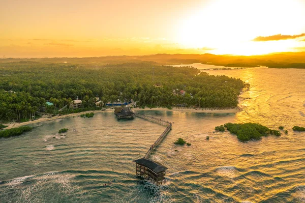 Filipinler, Siargao Adası, Cloud Nine Sörf Alanı 'nda gün batımı. Hava Aracı Çekimi.