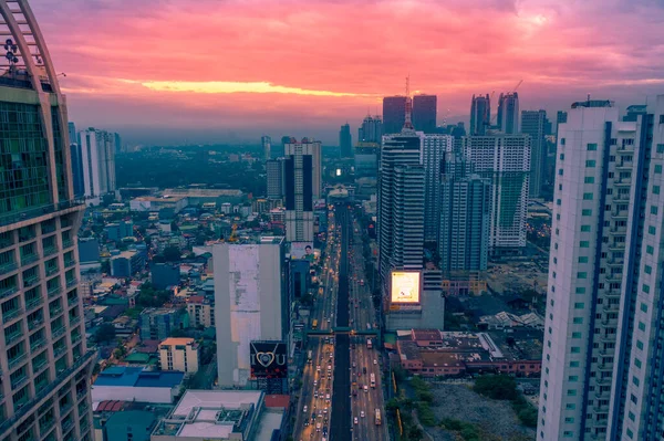 Atardecer dramático de la ciudad de Manila en la capital Filipinas. — Foto de Stock