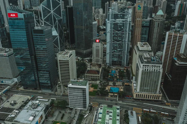 Un avión no tripulado aéreo disparó a las calles de Hong Kong Corporate Buildings. — Foto de Stock