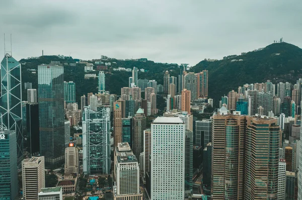 空对空无人机击中香港企业大厦的街道. 图库图片