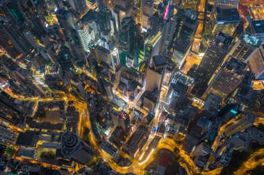 Geceleri Hong Kong 'un iş bölgesinin hava manzarası..