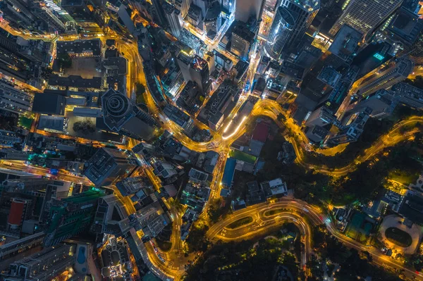Pandangan atas udara Perusahaan Hong Kong membangun jalan-jalan di malam hari. Stok Gambar Bebas Royalti