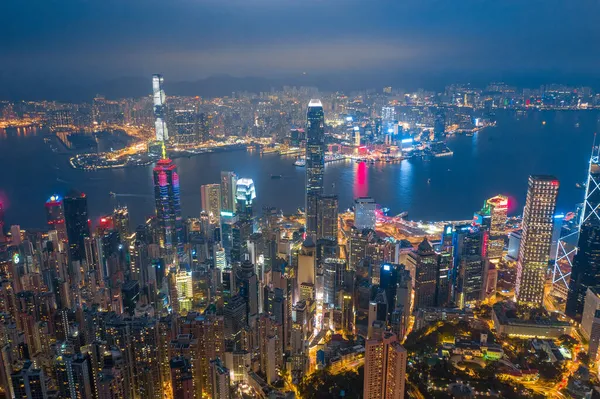 A légierő több ezer felhőkarcolót lőtt le a hongkongi Victoria Harbour két oldalán. Kilátás a csúcsról éjjel. — Stock Fotó