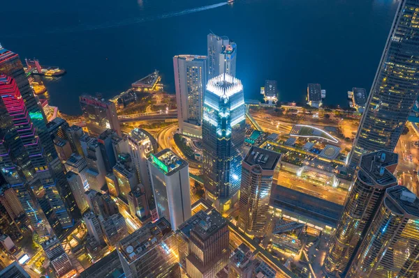 Pemandangan malam dari Puncak Victoria di Hong Kong. Tembakan udara.. Stok Foto