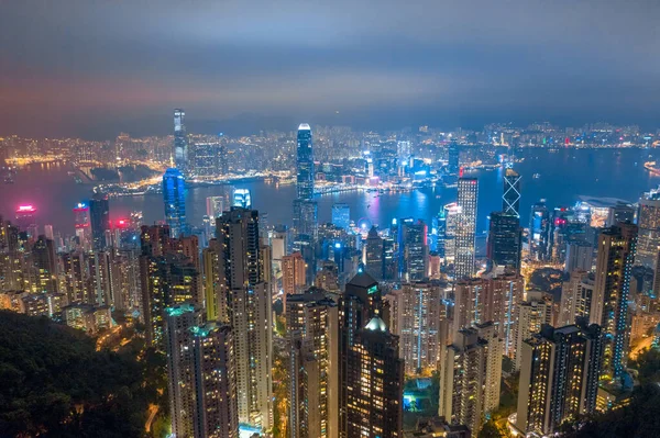 空中拍摄香港维多利亚港在夜间时间. 图库图片