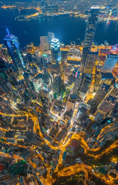 A légi panoráma éjszaka forgatott egy Hong Kong Corporate Buildings utcát. Hi Res nagy panoráma. — Stock Fotó