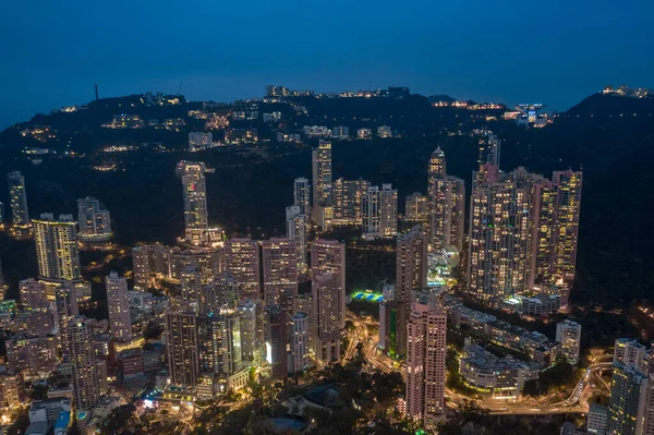 Aerial menembak sebuah kota di Hong Kong dengan gedung pencakar langit di malam hari. Stok Gambar