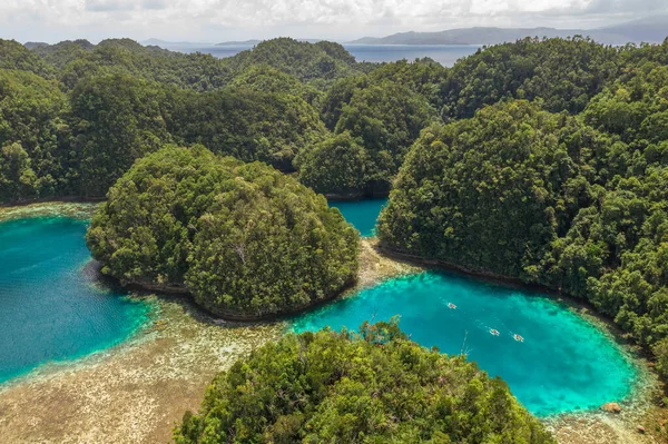 Luchtfoto een Pianemo Eilanden, Blauwe Lagune met Groene Rotsen, Raja Ampat, West Papoea, Indonesië. — Stockfoto