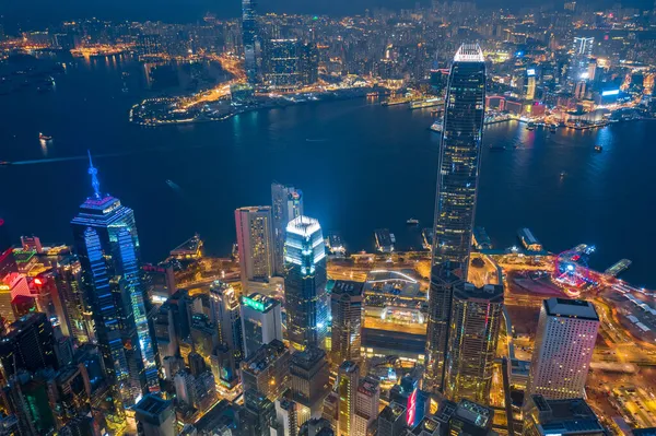 Légi felvétel egy Victoria Harbor Hong Kong éjszaka. — Stock Fotó