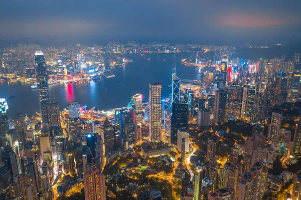 A légierő több ezer felhőkarcolót lőtt le a hongkongi Victoria Harbour két oldalán. Kilátás a csúcsról éjjel. — Stock Fotó