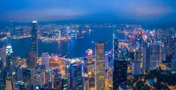 空中全景拍摄了香港企业大厦的街道。嗨，里斯，大全景. 图库照片