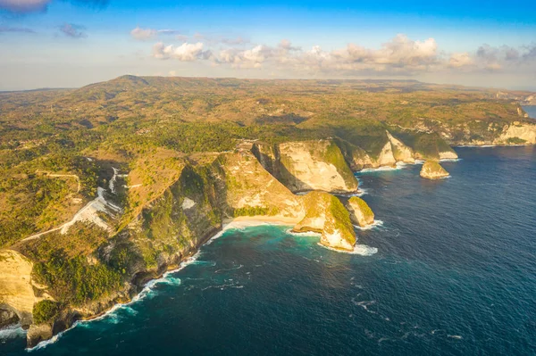 印度尼西亚巴厘努沙佩尼达岛上的热带海岸开林金海滩与绿松石海的空中景观. 免版税图库照片