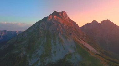 Karadağ 'ın Komovi Dağları' ndaki muhteşem manzara günbatımı. Hava aracı görünümü.