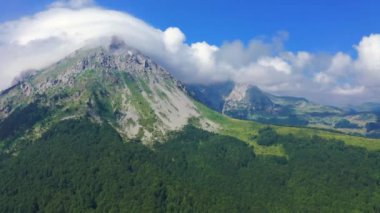 Karadağ 'ın Komovi Dağları' nda yaz günü bulutlu gökyüzü altında hava manzarası.