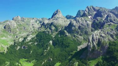Karadağ 'ın Komovi kentinde Bukumirsko Gölü yakınlarındaki güzel Rocky Pasjak Dağı. Hava aracı görünümü.