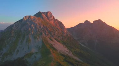 Karadağ 'ın Komovi Dağları' nda gün batımı, yaz kırsal kesimlerinde. Hava aracı görünümü.