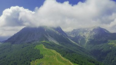 Alp dağları ve bulutlarıyla güzel bir manzara. Hava aracı görünümü.