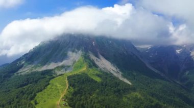 Karadağ 'ın Komovi Dağları' ndaki bulutlu muhteşem manzara. Hava aracı görünümü.