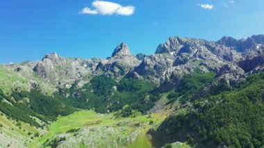 Karadağ 'ın Komovi kentinde Bukumirsko Gölü yakınlarındaki güzel Rocky Pasjak Dağı. Hava aracı görünümü.