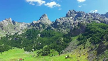 Karadağ 'ın Komovi kentinde Bukumirsko Gölü yakınlarındaki güzel Rocky Pasjak Dağı. Hava aracı görünümü.