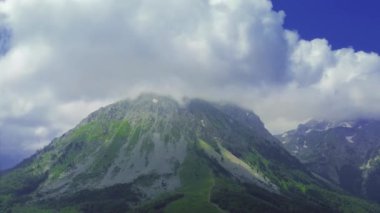 Alp dağları ve bulutlarıyla güzel bir manzara. Hava aracı görünümü.