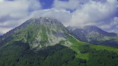 Alp dağları ve bulutlarıyla güzel bir manzara. Hava aracı görünümü.