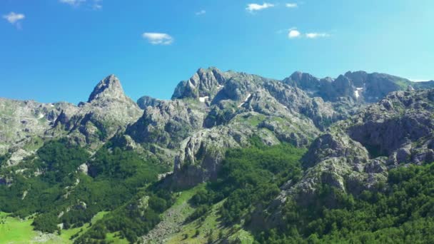 Piękny Rocky Pasjak Mount w pobliżu jeziora Bukumirsko w parku narodowym Komovi, Czarnogóra. Widok drona z powietrza. — Wideo stockowe