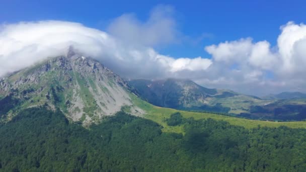 몬테네그로의 코모 비산맥에서 여름철 하늘 아래 구름낀 산들을 공중에서 내려다본 모습. — 비디오