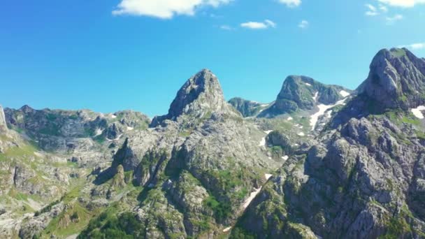 Vista aérea de las montañas de Prokletije en el valle de Grebaje, Montenegro. — Vídeos de Stock