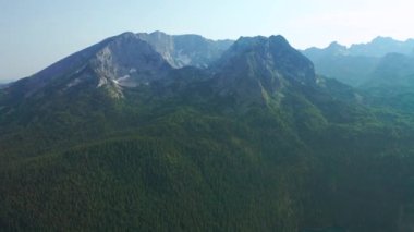 Karadağ 'ın Durmitor kentinde dramatik dağlar ve kara göl manzarası. Hava aracı görünümü.