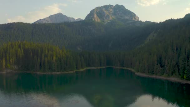 Un lugar de mitos y leyendas de montañas y lagos paisaje en el lago Negro en Durmitor, Montenegro. Vista aérea del dron. — Vídeos de Stock