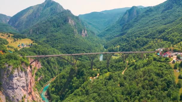 Vista aérea sobre el puente Djurdjevic en Montenegro es un puente de arco de hormigón sobre el río Tara. — Vídeo de stock