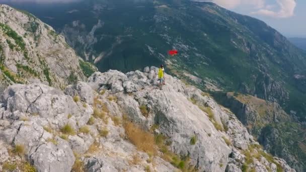 Ein paar touristen werden umarmt, die auf einem berg stehen und einen schönen blick auf die bucht von kotor in montenegro genießen. — Stockvideo