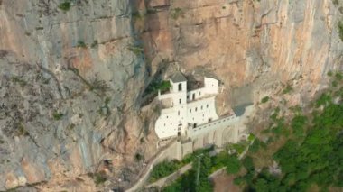Ostrog Manastırı 'nın havadan görünüşü dikey kayalık bir dağdır. Aziz Ostrog Basil 'e ithaf edilmiştir..