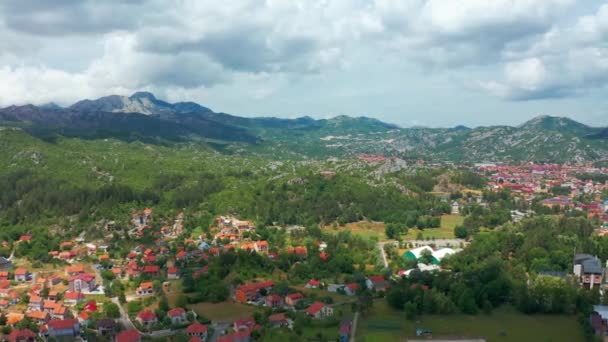 Flygfoto över byhus med röda tak i Cetinje Montenegro Berg. — Stockvideo