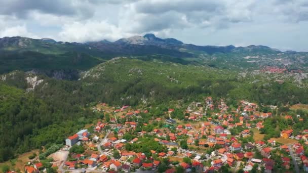 Vista aérea no Panorama da aldeia de Cetinje, nas Montanhas Montenegro. — Vídeo de Stock