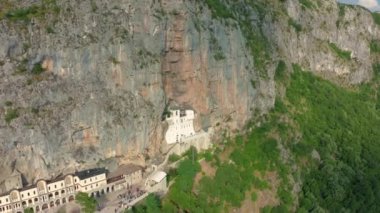 Kayalık manastırdaki Ostrog manastırına yapılan hava manzarası Karadağ 'daki en popüler hac mekanı..