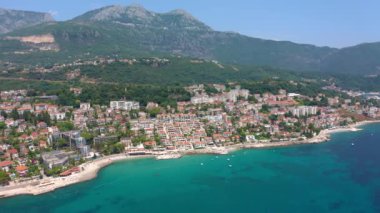 Deniz kıyısındaki hava manzarası turuncu çatıları olan eski kasaba. Karadağ 'ın Kotor Körfezi' ndeki Herceg Novi kasabası.