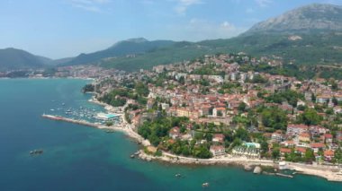 Karadağ 'ın güzel Kotor Körfezi girişindeki Herceg Novi kasabasının hava manzarası.