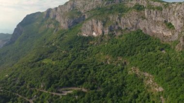 Ostrog manastırındaki hava manzarası Karadağ 'daki en popüler hac mekanı.