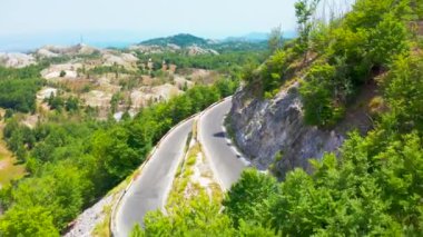 Karadağ 'ın Lovcen kentindeki dağlardaki yılan yolunun havadan görünüşü.