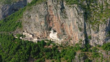 Ostrog Manastırı 'nın havadan görünüşü dikey kayalık bir dağdır. Aziz Ostrog Basil 'e ithaf edilmiştir..