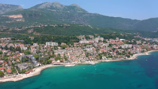 Pemandangan udara di pantai laut kota tua dengan atap oranye. Herceg Novi kota di Bay of Kotor, Montenegro. — Stok Video