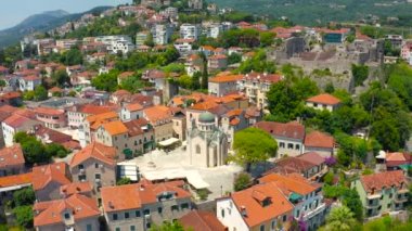 Gökyüzü manzaralı Aziz. Karadağ 'ın Kotor Körfezi' ndeki Herceg Novi 'deki Michael Archangel Kilisesi.