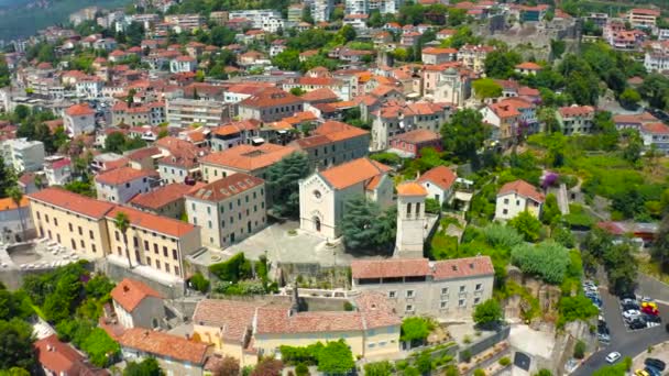 Widok z lotu ptaka Plac Belavista na stare miasto Herceg Novi w Zatoce Kotorskiej, Czarnogóra. — Wideo stockowe