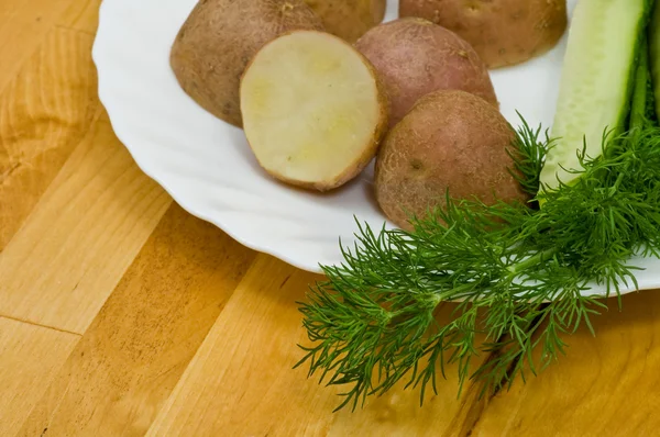 Aardappelen, zout komkommer en dille-stilleven — Stockfoto