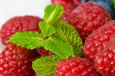 Böğürtlenli ve ruspberry çilek nane yaprakları ile