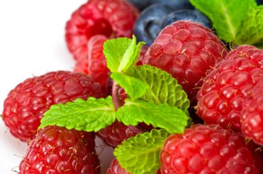 Böğürtlenli ve ruspberry çilek nane yaprakları ile