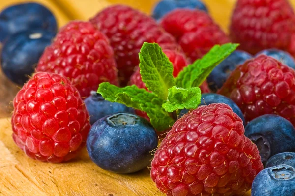 Blueberry, ruspberry and mint leaves — Stock Photo, Image