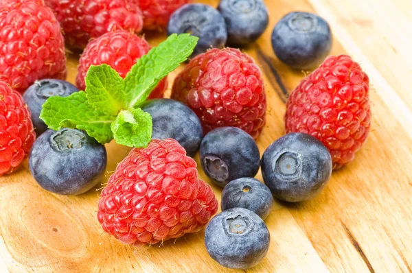 Blueberry, ruspberry and mint leaves — Stock Photo, Image